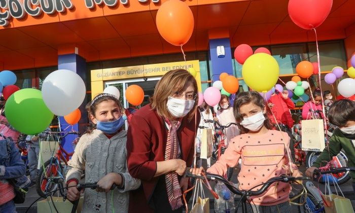 Kitap okuyana bisiklet