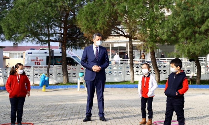 Bakan: Okullar peyderpey…