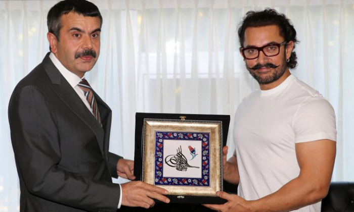 Müsteşar Tekin, filmlerinde eğitim konularını da işleyen Bollywood yıldızı Khan´ı kabul etti