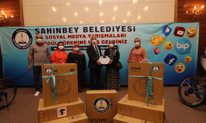 Başkan Tahmazoğlu sosyal medyada ödül kazananlara hediyelerini verdi