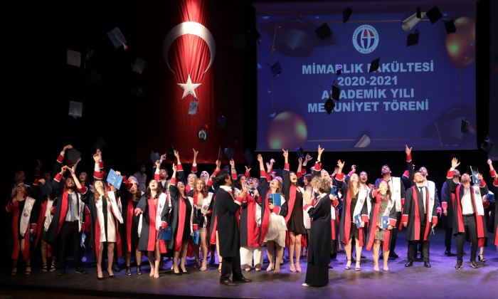 GAÜN Mimarlık Fakültesi öğrencilerinin mezuniyet coşkusu
