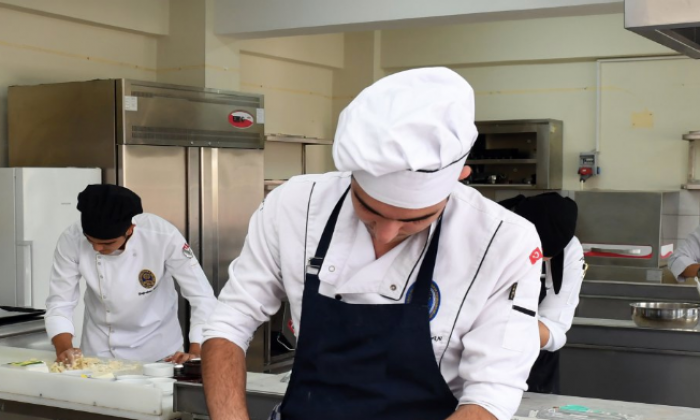 Millî eğitim bakanlığı pansiyonlarına 5 bin 872 yeni aşçı ve yardımcı destek personeli kadrosu