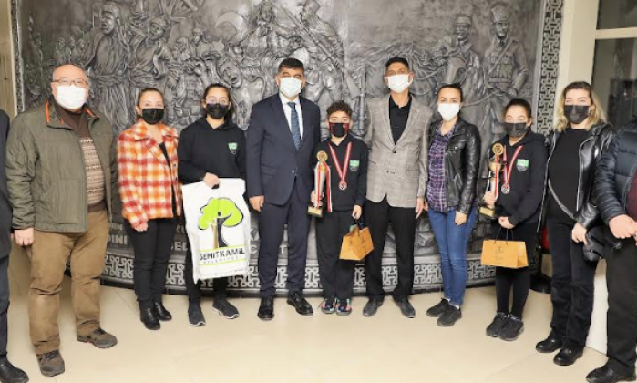 Başkan Fadıloğlu milli satranççıları ağırladı