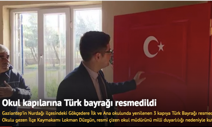 Okul kapılarına Türk bayrağı resmedildi