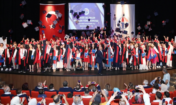 Teknik Bilimler Meslek Yüksekokulu mezunlarını uğurladı