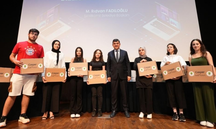 YKS’de başarılı olan öğrencilere bilgisayar armağan edildi