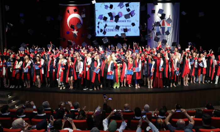 Naci Topçuoğlu MYO'daki genç yetenekler mezun oldu