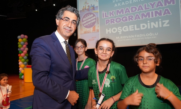 Minik öğrencilere madalya!