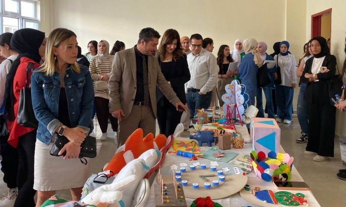 Öğrencilerden depremzede çocuklara oyuncak!