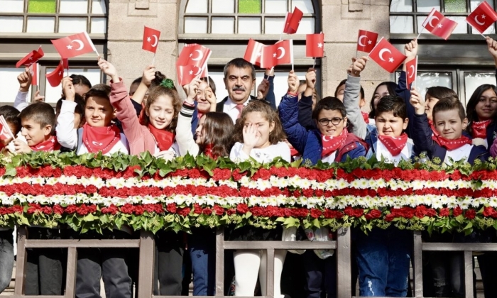 Bakan Tekin, öğrencilerle birinci Meclis'i ziyaret etti