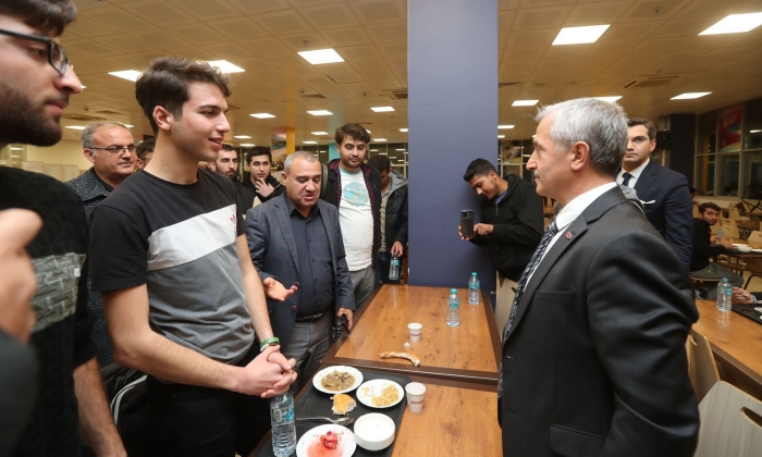 Öğrenciler ile bir araya geldi