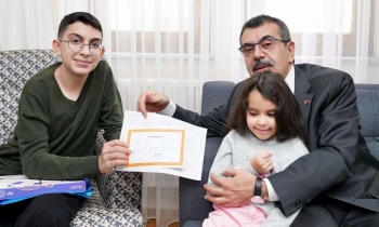 Bakan Tekin depremzede öğrenciye karnesini verdi