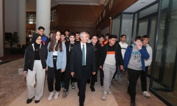 Tahmazoğlu Gençlerle Birlikte Millet Kütüphanesini Gezdi