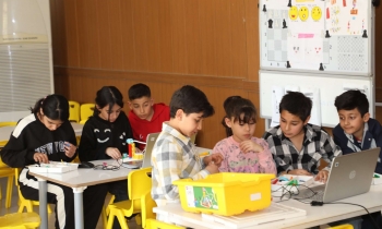  Çocuklar geleceğe umutla bakıyor