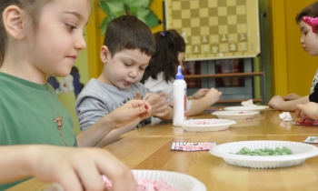 GKV’li minikler mozaik yapmayı öğreniyor