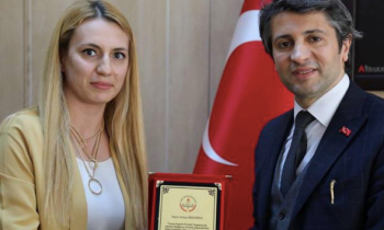 "Yarını İnşa Et" programına katılan öğretmenlere plaket