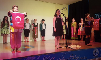 Çağdaş Bilgi Koleji öğrencilerinden İngilizce gösterisi