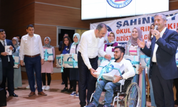 Bakan Gül başarılı öğrencilere bilgisayar dağıttı