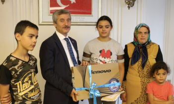 Tahmazoğlu başarılı öğrenciyi ödüllendirdi