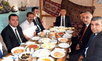 Bakan Selçuk, şoförlerle kahvaltı yaptı