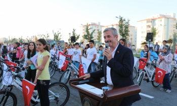 Mehmet Tahmazoğlu öğrencileri ödüllendiriyor