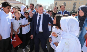 Tahmazoğlu’ndan öğrencilere sürpriz hediyeler