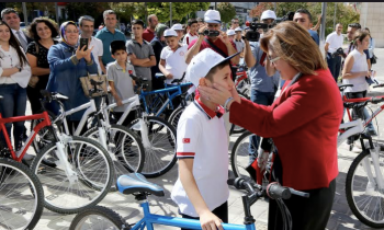 ŞAHİN, BAŞARILI ÖĞRENCİLERE BİSİKLET HEDİYE ETTİ