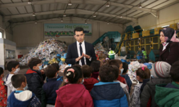 Minikler geri dönüşümü yerinde gördü