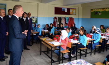 Vali Gül'den öğrencilere: Kitap okuyun ve enstrüman çalın