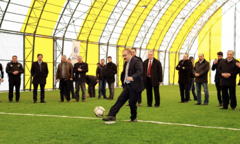 GAÜN’e bölgenin en büyük kapalı halı sahası