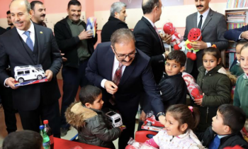 GAÜN'lü öğrenciler köy okuluna kütüphane kurdu