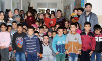 Öğrenciler için atkı ördüler