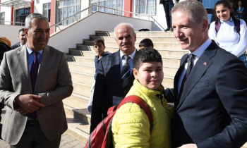Vali Gül'den öğrenci velilerine: Sizin en kıymetlileriniz, evlatlarınız bizlerin de evlatları