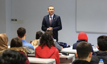 Lise öğrencileri üniversite gezisinde