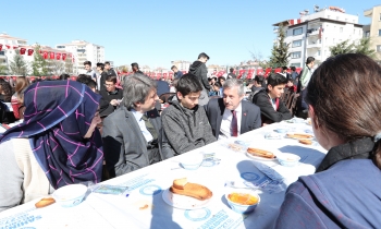 Öğrencilerle Çanakkale menüsünü paylaştı