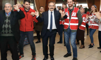 Rektör yaşlılarla halay çekti