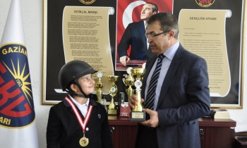 GKV’li Beril Dörtkol; Pony Equıfin Şampiyonasında Birincilik Kupası Aldı