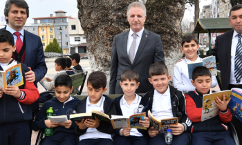 Vali Gül öğrencilerle parkta kitap okudu