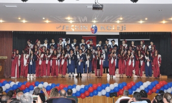 Seçkinli öğrencilerin mezuniyet coşkusu