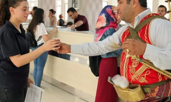 Üniversitede meyan şerbetli kayıt