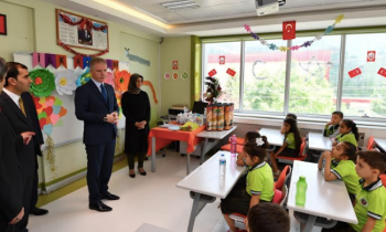 Vali Gül öğrencilerin karne heyecanına ortak oldu