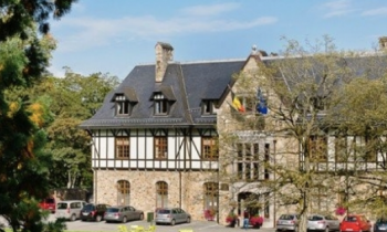 Bir ülkede daha okullar açılıyor