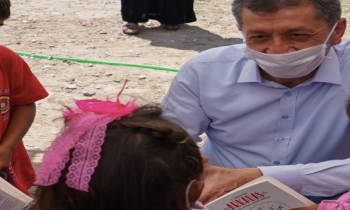 Bakan Selçuk, tarladaki çocukları "arkadaş" ile buluşturdu