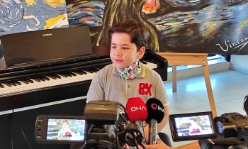 Minik piyanist Külliye yolunda