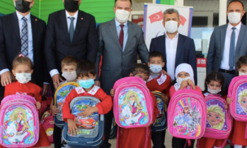 Köy okulu öğrencilerinin çanta sevinci