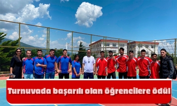 Turnuvada başarılı olan öğrencilere ödül