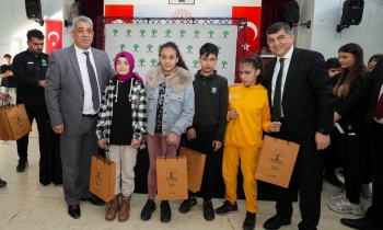 Fadıloğlu, öğrencilerle birlikte pasta kesti